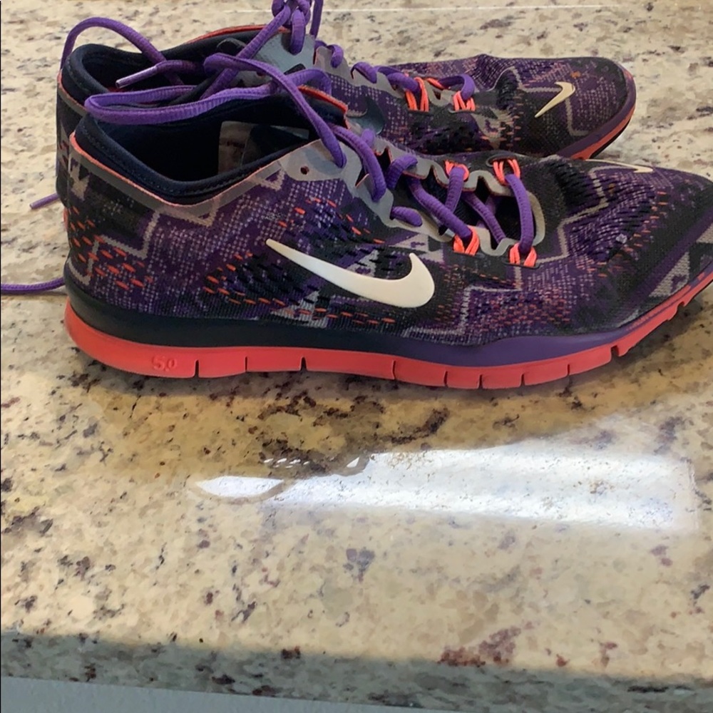 7.5 Nike running shoes